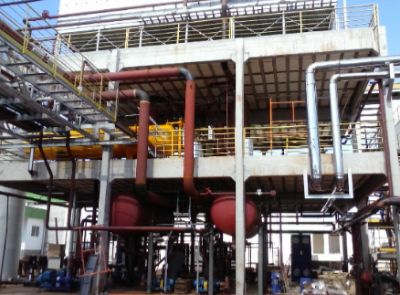 Engenheiro em painel de controle